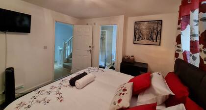 Luxury 4-Bedroom Whole House (Private Baths, modern Kitchen, Free Parking, WiFi)
