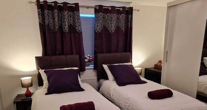 Luxury 4-Bedroom Whole House (Private Baths, modern Kitchen, Free Parking, WiFi)