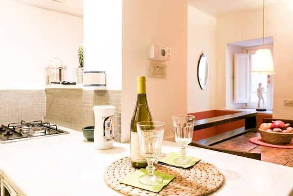 Kühlschrank, Mikrowelle, Herdplatte, Wasserkocher mit Kaffee-/Teezubehör