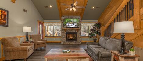 Hus, flere senger, spabadekar | Oppholdsområde | En 50-tommers Flatskjerm-TV med kabel-kanaler samt TV og peis