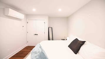 1 slaapkamer, een bureau, een strijkplank/strijkijzer, wifi