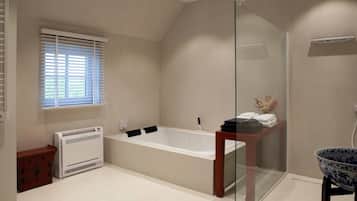 Villa | Baño | Tina y regadera independientes, tina profunda, secadora de cabello