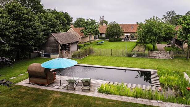 A backyard with a swimming pool, a hammock, and a wooden shed. - Wabi Sabi B&B - a Japanese Sleep Oasis in Belgium (Peer)