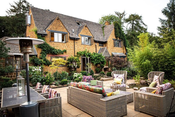 Outdoor dining - Artists Oasis in Cotswolds (Banbury)