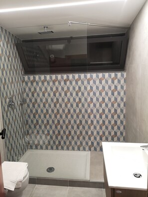 Dusj, hårføner, badekåper og bidé