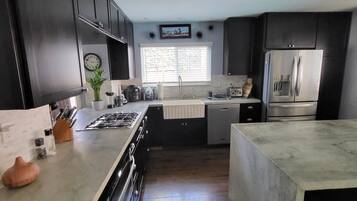 Refrigerador, microondas, horno y parrilla de estufa