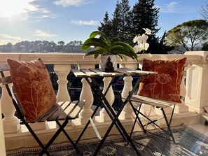 Habitación doble superior, baño privado | Vistas del balcón