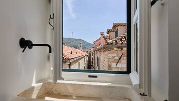 Artículos de tocador gratuitos, secador de pelo, batas, pantuflas