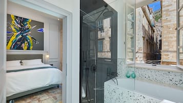 Phòng Deluxe (Ragusa) | Phòng tắm | Đồ dùng nhà tắm miễn phí, máy sấy tóc, áo choàng tắm