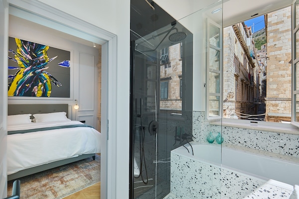 Deluxe Room (Ragusa) | Bathroom | Free toiletries, hair dryer, bathrobes, slippers