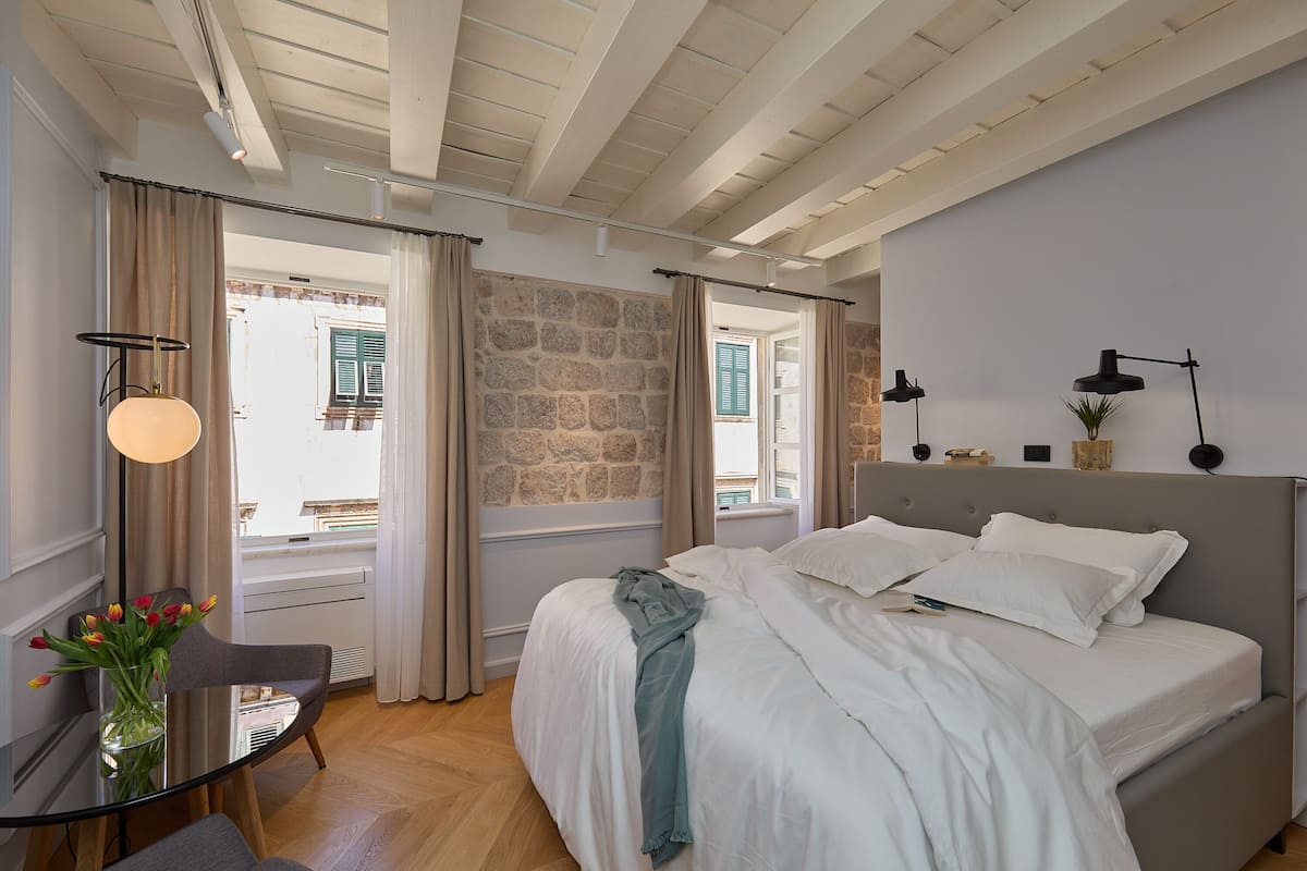 Hochwertige Bettwaren, Daunenbettdecken, Pillowtop-Betten, Zimmersafe