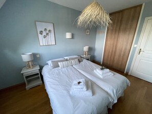 4 habitaciones, escritorio y tabla de planchar con plancha 