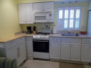 Appart'hôtel (WC210 East Monterey Avenue, Unit 4) | Cuisine privée | Réfrigérateur, micro-ondes, cafetière/bouilloire, grille-pain