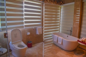 Kylpyhuone | Ilmaiset hygieniatuotteet, hiustenkuivaaja, tohvelit