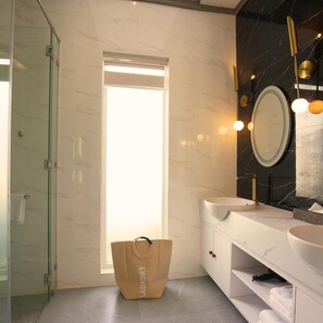 Toalettartikler (inkludert), hårføner og tøfler