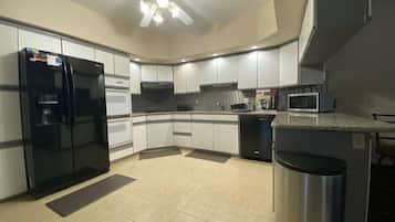 Condo (WW101 East Andrews Avenue, 2nd Floor) | Private kitchen | Fridge, microwave, dishwasher, coffee/tea maker