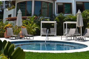 Piscina all'aperto, una piscina riscaldata