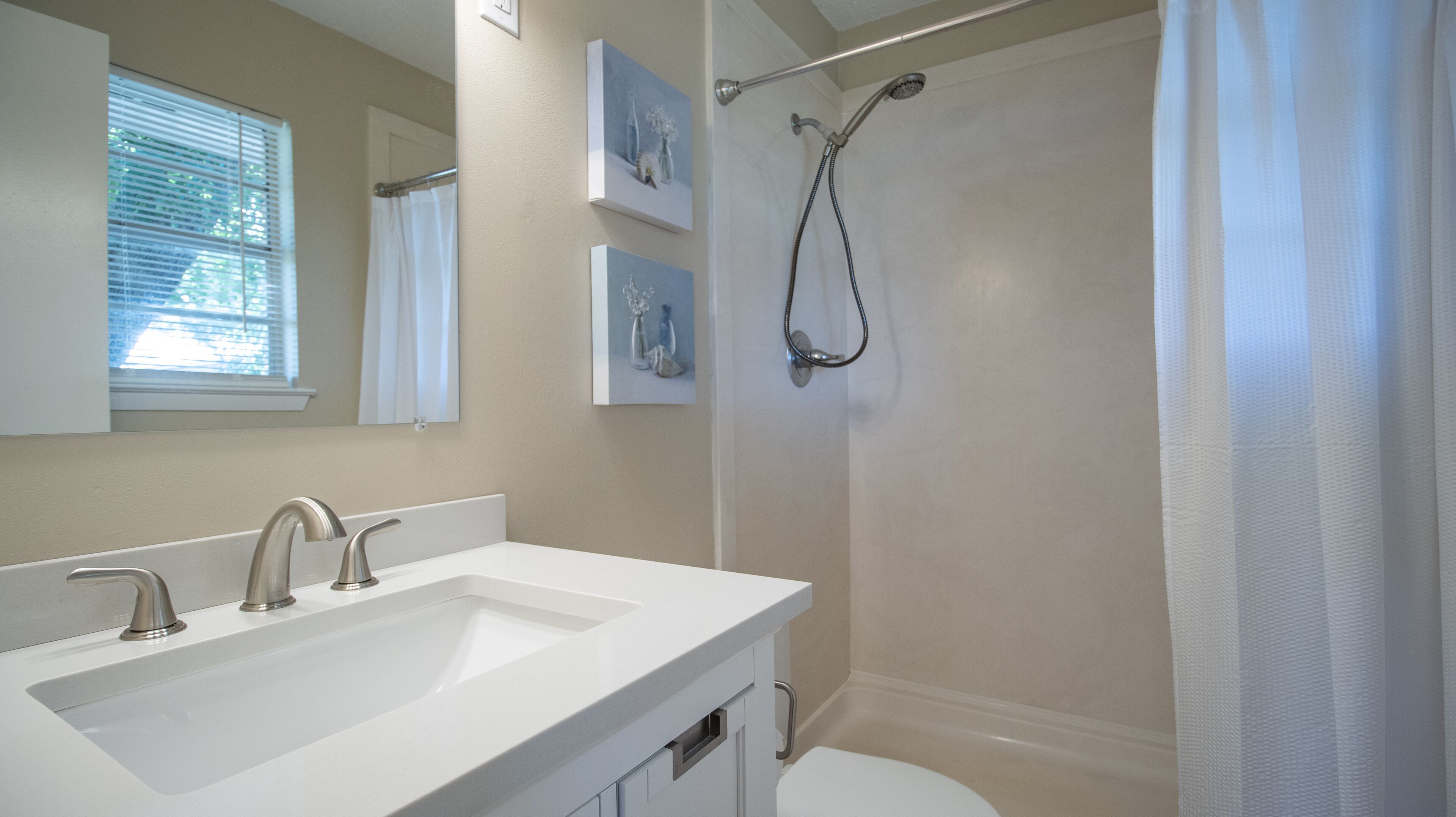 3 Bedrooms, 2 Full Baths Near The Beach