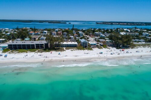 Quiet, comfortable beachfront spot w/ great view!