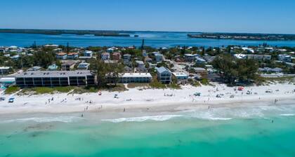 Quiet, comfortable beachfront spot w/ great view!