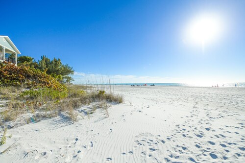 Quiet, comfortable beachfront spot w/ great view!
