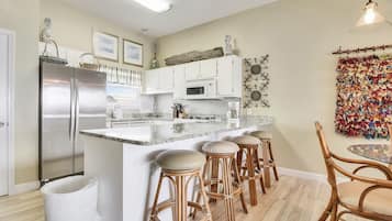 Townhome, 3 Bedrooms, Balcony, Ocean View | Makan dalam bilik