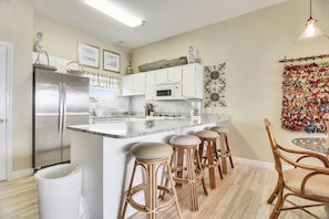 Townhome, 3 Bedrooms, Balcony, Ocean View | In-room dining