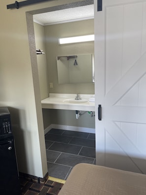 Premium Room | Bathroom | Free toiletries, towels, soap, shampoo - I-26 Inn (Johnson City)