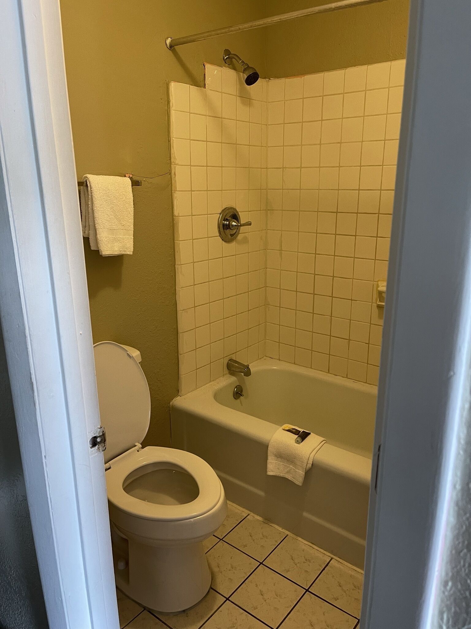 Un baño con inodoro, bañera y ducha.