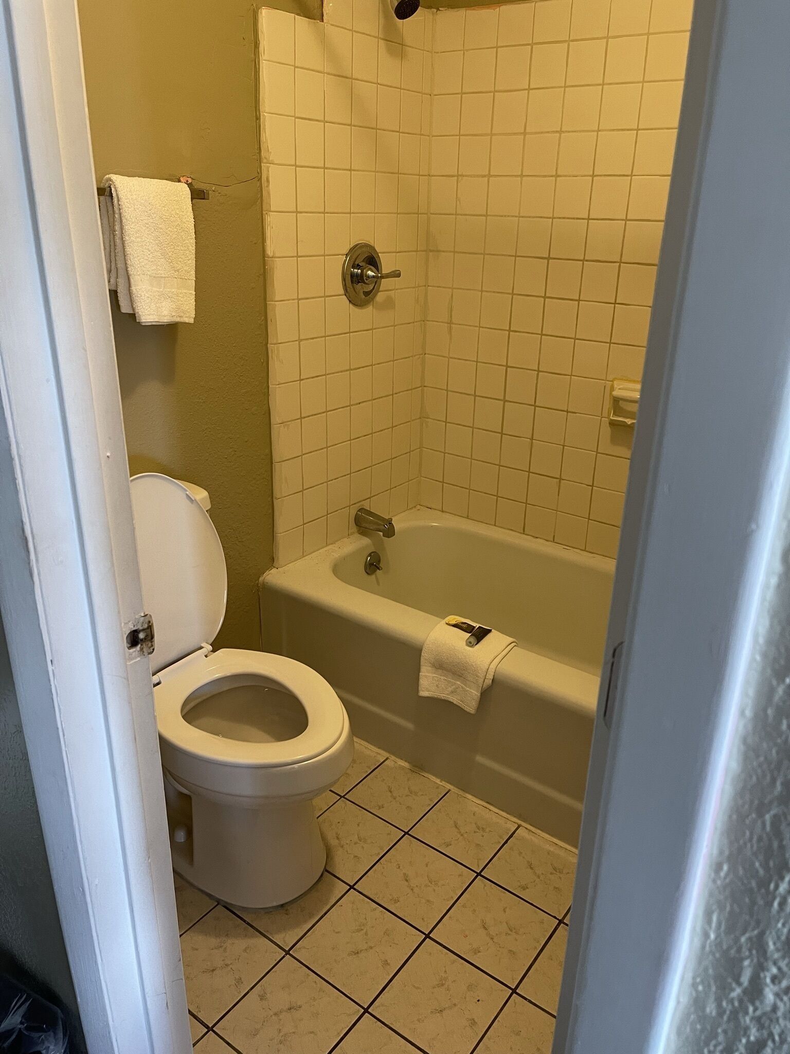 Un baño con inodoro, bañera y zona de ducha.