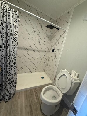 Articles de toilette (gratuits), serviettes fournies, savon, shampooing