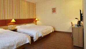 A hotel room with two beds, a desk, and a chair. - Home Inn Hotel Beijing Capital Airport No.3 Terminal (Beijing)