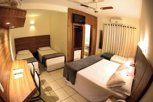 Minibar, escritorio y espacio para trabajar con laptop 