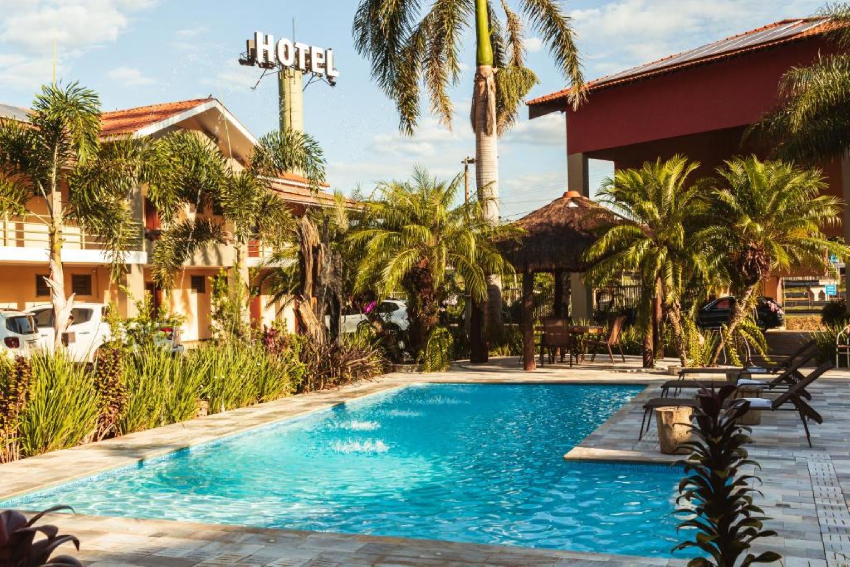 Utendørsbasseng og solsenger