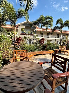 Außenpool, geöffnet von 08:00 Uhr bis 23:00 Uhr, Liegestühle