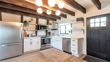 冰箱、微波炉、烤箱、炉灶