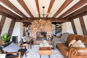 Televisión, chimenea y oficina
