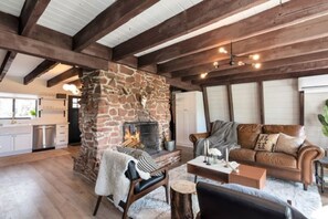 Fernseher, Kamin, Arbeitsbereiche