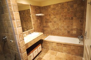 Duschwanne, Haartrockner, Bidet, Handtücher