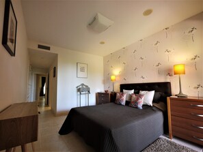 2 habitaciones, tabla de planchar con plancha y cuna de viaje 