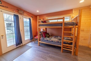 3 bedrooms, desk, free WiFi, bed sheets
