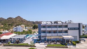 Un hôtel moderne doté d’une piscine sur le toit, d’un espace extérieur aménagé et offrant une vue sur le paysage environnant.