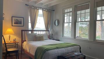 Iron/ironing board, travel crib, free WiFi, bed sheets