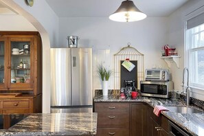 Fridge, microwave, stovetop, dishwasher - Your Annapolis Waterfront retreat for a weekend or any-day getaway!<br>Great lodging for Navy Sports visitors and the Annapolis Blues games! (Annapolis)