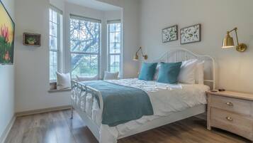 3 bedrooms, desk, iron/ironing board, travel crib