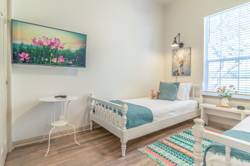 3 bedrooms, desk, iron/ironing board, travel crib