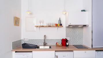 Fridge, stovetop, coffee/tea maker, toaster