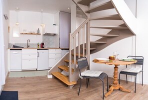 Een koelkast, een kookplaat, een koffiezetapparaat/waterkoker