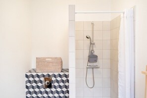 Combined shower/tub, hair dryer, towels, soap