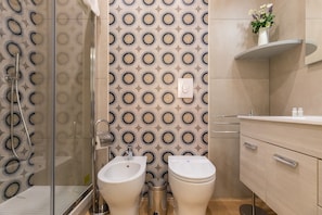 Double Room, Balcony | Bathroom | Shower, rainfall showerhead, bidet, towels - Le Meraviglie Di Napoli (Naples)
